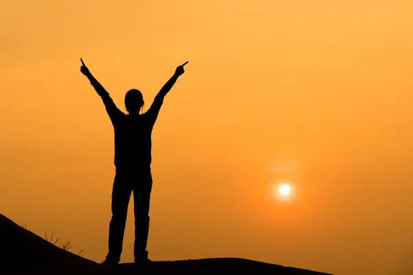 Silhouette einer Frau, die die Hand in den Himmel streckt — Stockfoto