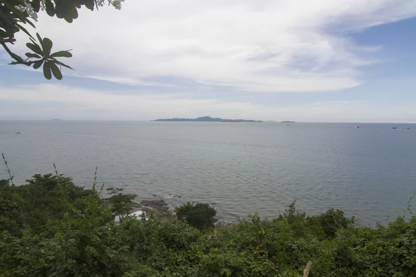 Paysage marin avec une île à l'horizon — Photo