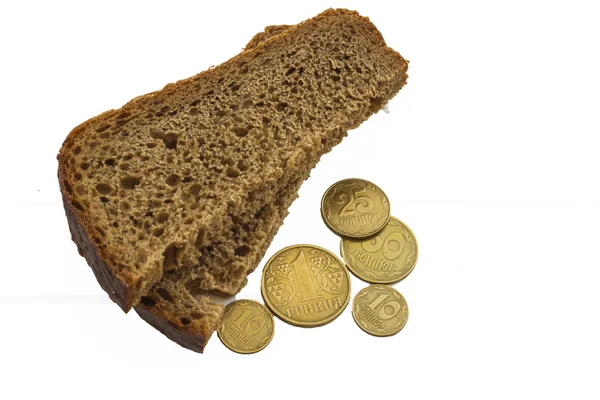 Pão preto com moedas — Fotografia de Stock