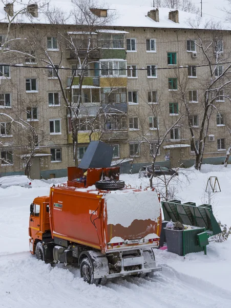 turuncu çöp kamyonu çöp yükler