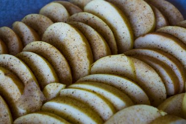 dilimlenmiş elma tarçın ile