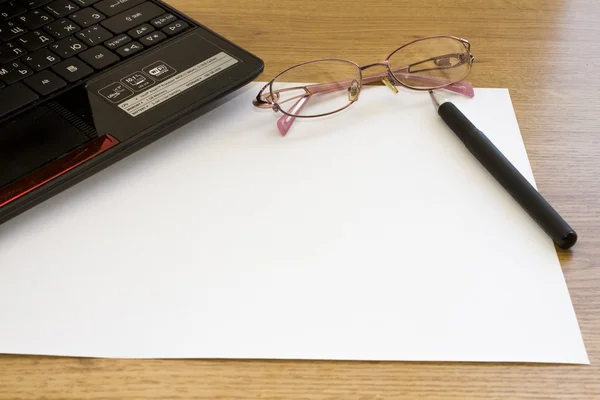 ofis tablo, çalışma alanı, dizüstü gözlük ve not kağıdı üzerinde ahşap