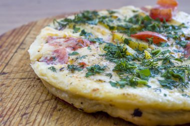 Tortilla, İspanyol omleti kızarmış patates ve sebze ile