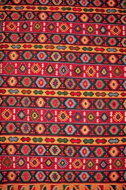 Parlak renkli el yapımı halılar.