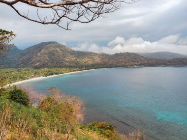 Güzel bir sahil Mavi gökyüzü ve bir tepeden gelen deniz