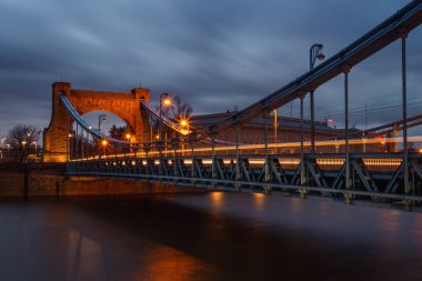 Geceleri Wroclaw 'daki Grunwald Köprüsü