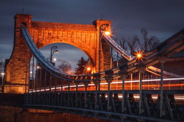 Geceleri Wroclaw 'daki Grunwald Köprüsü