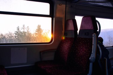 Trenin içinden kış ormanına ve şafağa kadar görüş.