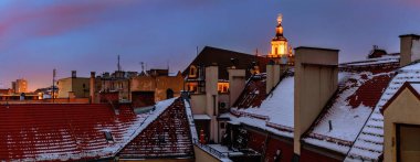 Eski Wroclaw kasabasının çatı ve binalarının panoramik manzarası