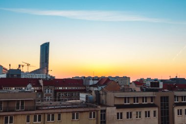 Güzel gün batımı ve şehrin çatı manzarası Wroclaw Poland