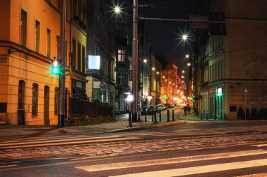Akşam ıssız şehir caddeleri Polonya 'yı sardı.