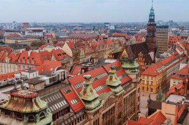 Wroclaw şehrinin Polonya 'daki eski bölgesinin havadan görünüşü