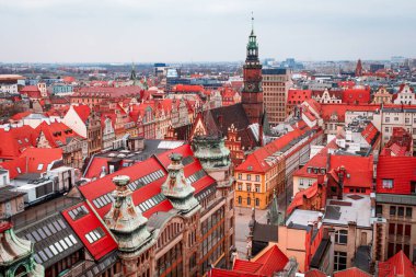 Wroclaw şehrinin Polonya 'daki eski bölgesinin havadan görünüşü
