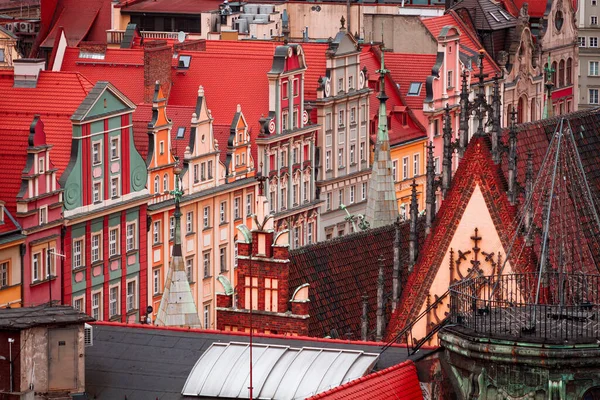 Wroclaw şehrinin Polonya 'daki eski bölgesinin havadan görünüşü