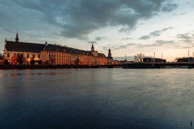 Oder nehrinin üzerinde gün batımı ve Polonya 'nın eski Wroclaw kasabasının baharda manzarası