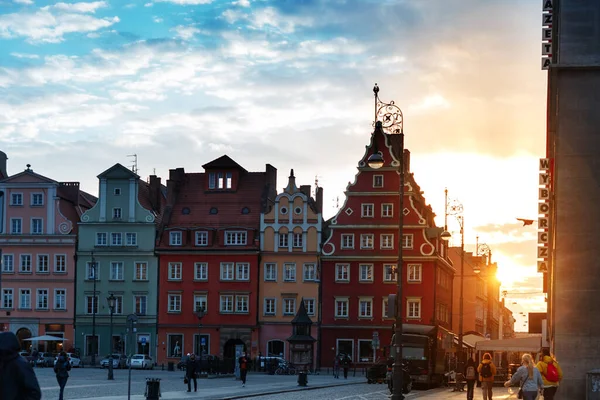 Wieczorne Ulice Miasta Wrocławia Polsce Wiosną Zachodzie Słońca — Zdjęcie stockowe