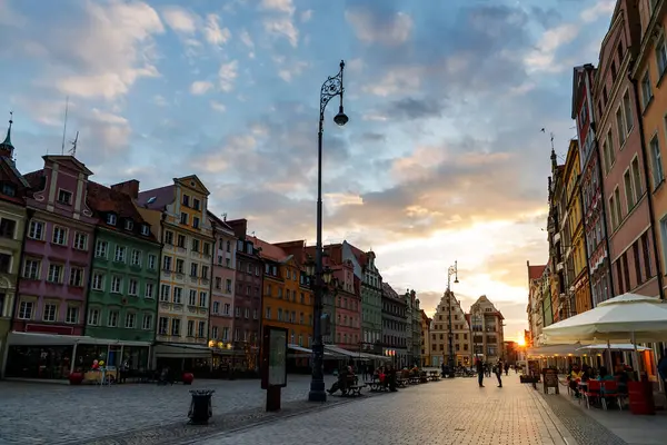 Wieczorne Ulice Miasta Wrocławia Polsce Wiosną Zachodzie Słońca — Zdjęcie stockowe