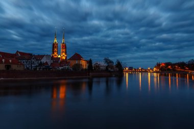 Polonya 'nın Wroclaw kentindeki Odra Nehri ve Tumski Adası akşam manzarası