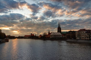 Polonya 'nın Wroclaw kentindeki Odra Nehri ve Tumski Adası akşam manzarası