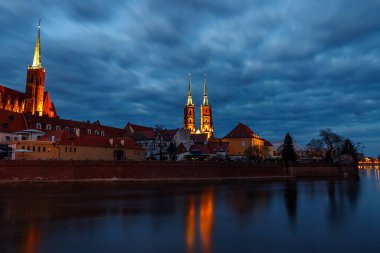 Polonya 'nın Wroclaw kentindeki Odra Nehri ve Tumski Adası akşam manzarası