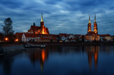 Polonya 'nın Wroclaw kentindeki Odra Nehri ve Tumski Adası akşam manzarası