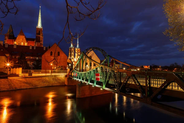 Polonya 'nın Wroclaw kentindeki Odra Nehri ve Tumski Adası akşam manzarası