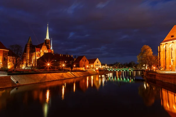 Polonya 'nın Wroclaw kentindeki Odra Nehri ve Tumski Adası akşam manzarası