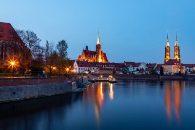 Polonya 'da Wroclaw' da Odra Nehri ve Tumski Adası akşam manzarası