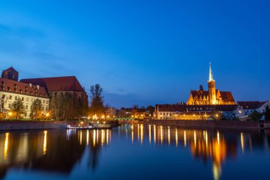 Polonya 'da Wroclaw' da Odra Nehri ve Tumski Adası akşam manzarası