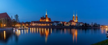 Polonya 'da Wroclaw' da Odra Nehri ve Tumski Adası akşam manzarası