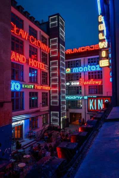 Wroclaw 'daki neon caddesi Polonya' da bahar gecesi