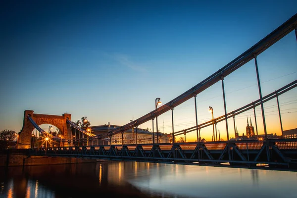 Polonya 'da Wroclaw' da Odra Nehri ve Tumski Adası akşam manzarası