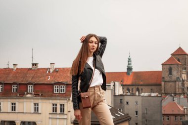 Antik Polonya şehrinin baharında sokaklarda güzel bir kız.