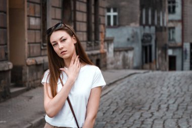 Antik Polonya şehrinin baharında sokaklarda güzel bir kız.
