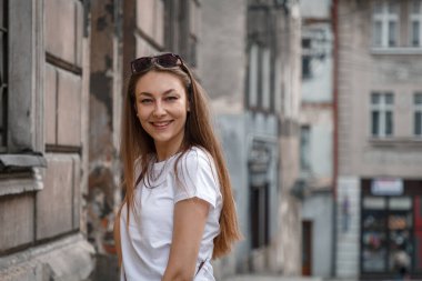 Antik Polonya şehrinin baharında sokaklarda güzel bir kız.