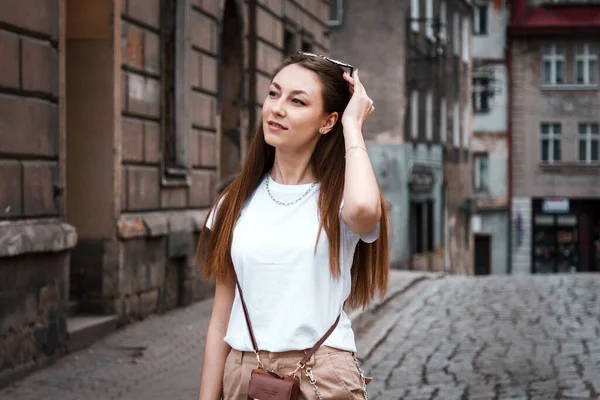 Belle Fille Dans Les Rues Ancienne Ville Polonaise Printemps — Photo