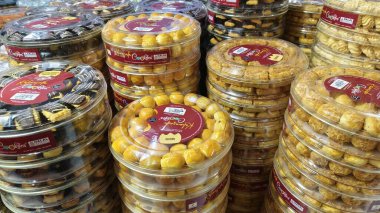 Mağaza raflarında sergilenen plastik kavanozlarda geleneksel Endonezya kurabiyeleri, bayramlık atıştırmalıklarıyla meşhurdur. Kediri Endonezya, 14 Mart 2026
