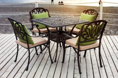 Gün batımında sahilde bir kafede bir tablo