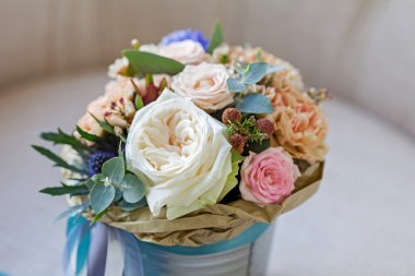 Kovada bir buket çiçek.