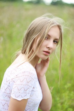 güzel genç kız açık havada portresi.