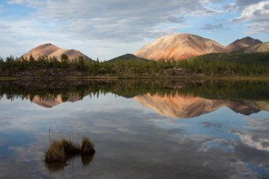 Güzel dağ ve sakin göl su onun yansıması.