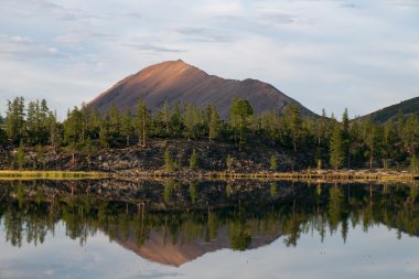 Güzel dağ ve sakin göl su onun yansıması.