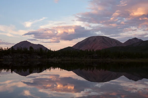 Schöner Berg und seine Spiegelung im ruhigen Wasser des Sees. — Stockfoto