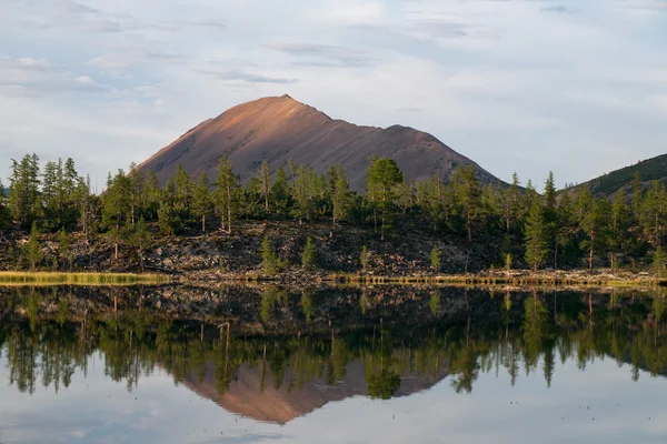 Mooie bergen en de reflectie op het water rustig lake. — Stockfoto