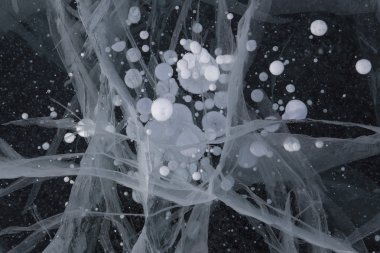 Buzun içinde belgili tanımlık çatlamak ve gaz kabarcıkları kalın bir tabaka.