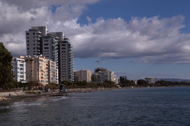 Denizin kenarında City'deki yüksek katlı binalar.