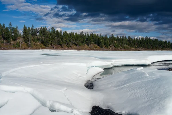 La fonte de la glace sur la rivière par la chaleur estivale . — Photo