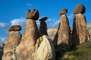 Taş sütunlar şapka ile.