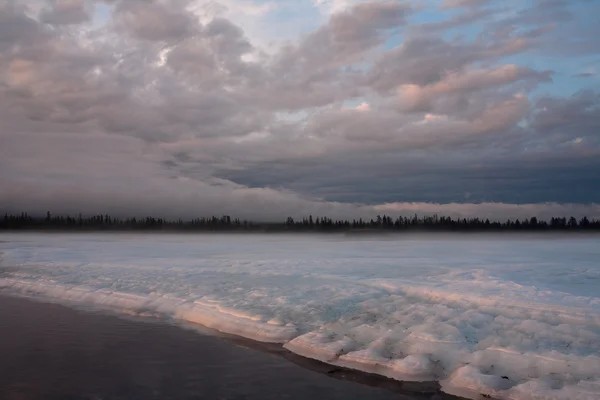 Frammenti dell'ultimo ghiaccio sul fiume . — Foto Stock