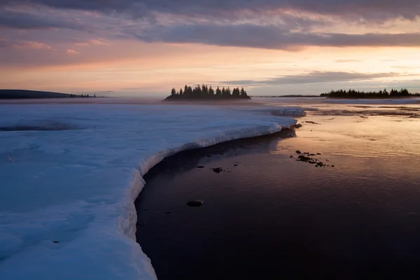 Frammenti dell'ultimo ghiaccio sul fiume . — Foto Stock